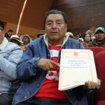 Vecinos de los distritos 2, 8, 12, 13 y 14 reciben sus planimetrías de manos de la alcaldesa Copa