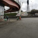 Trabajadores de aseo urbano retiran la basura acumulada en puntos críticos de la Ceja de El Alto          