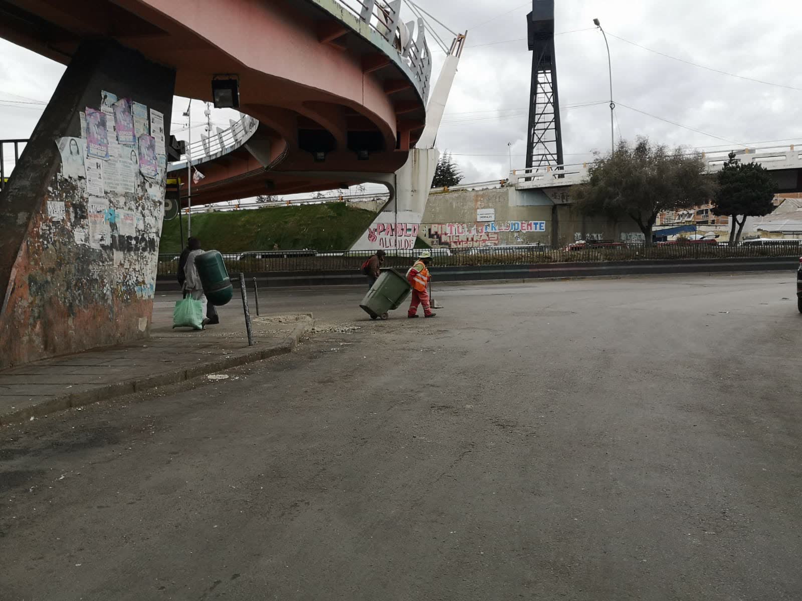 Trabajadores de aseo urbano retiran la basura acumulada en puntos ...