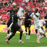 Jonathan David se apunta a la fiesta del hat-trick en la goleada más agridulce