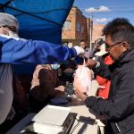 Alcaldía distribuye 3,5 toneladas de pollo a Bs 26 el kilo en el Distrito 3 de El Alto