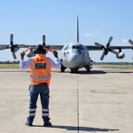Llegan a La Paz 11 toneladas de pollo mediante puente aéreo en avión argentino