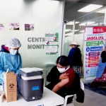 Ante las bajas temperaturas: vecinos de El Alto acuden a los puntos de vacunación para proteger a sus familias