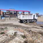 El Alto: maquinaria pesada y cuadrillas de trabajo limpian escombros en Villa Adela Yunguyo