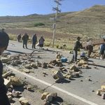 Comunarios y transportistas bloquean la ruta Sucre-Potosí por falta de gasolina y diésel