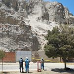 Alcaldía de La Paz atiende desprendimiento de talud en Achumani y aclara que el evento se debió a cambios de temperatura