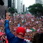 Millones de personas en las calles, encuesta casi empatada y noche de fiestas antes de la gran decisión de Brasil