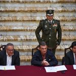 Gobierno y 85 municipios de La Paz firman convenio para instalar 4.500 antenas Starlink en unidades educativas