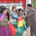 Analía cholita escaladora representará a El Alto en la UNESCO y Alcalde la despide en el aeropuerto